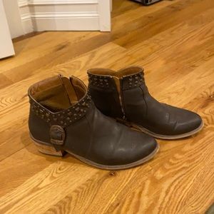 Women’s cowgirl boots